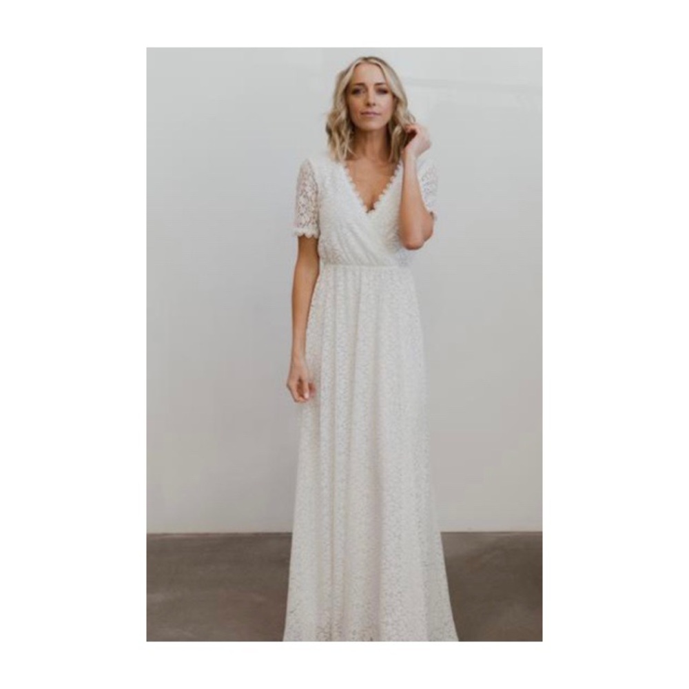 White lace maxi dress 👗⚪️